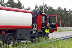 Policjant mierzący prędkość i prowadzący kontrole drogowe.