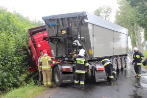 Samochód ciężarowy uczestniczący w kolizji drogowej.