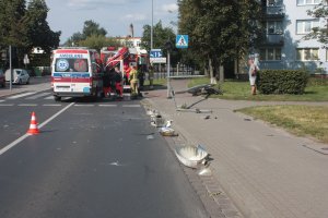 Motocykl uderzył w latarnię oświetlenia ulicznego.