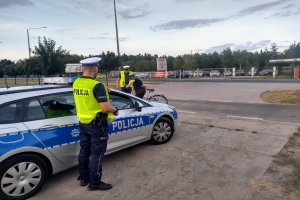 policjant kontroluje rowerzystę