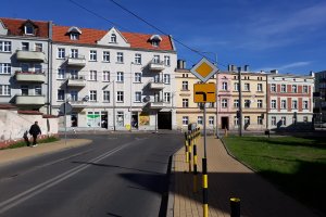 Skrzyżowanie Kalinkowa - Brzeźna ze znakiem pierwszeństwo przejazdu o przebiegu w lewo z ulicy Kalinkowej w ulicę Brzeźną.