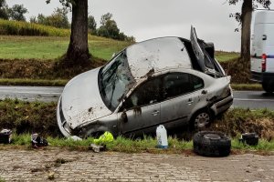 Postawiony na koła na poboczu Volkswagen Passat.