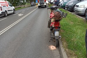 Motorowej stojący przy krawędzi jezdni