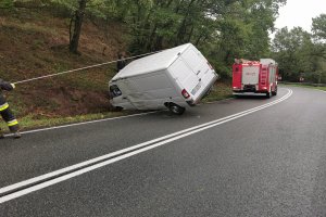 Stawianie na koła mercedesa przez strażaków