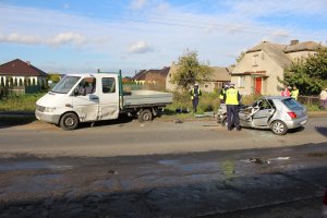 Uszkodzony po wypadku ford i mercedes