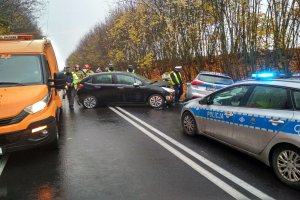 Miejsce zdarzenia gdzie widać pracujące służby ratunkowe