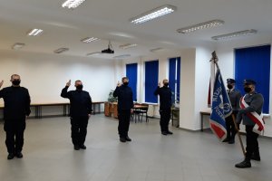 Policjanci składają ślubowanie na sztandar Policji