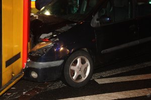 Zbliżenie zdarzenia się tramwaju i samochodu