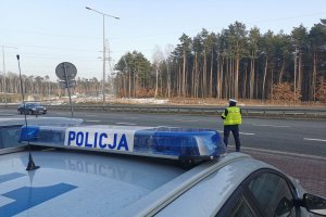 Policjant stojący przy jezdni