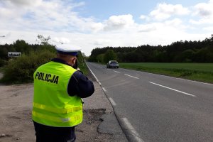 Policjant mierzący prędkość