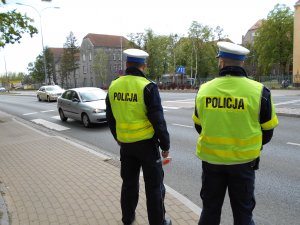 Policjanci stoją w rejonie przejścia dla pieszych