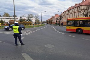 Policjantka kieruje ruchem na skrzyżowaniu