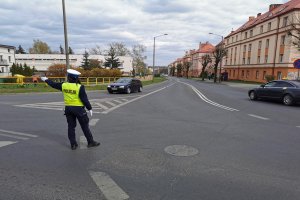 Policjantka kieruje ruchem na skrzyżowaniu