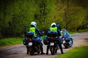 Dwóch policjantów siedzących na motocyklach