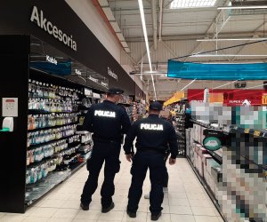 Dwóch policjantów stojących tyłem w sklepie