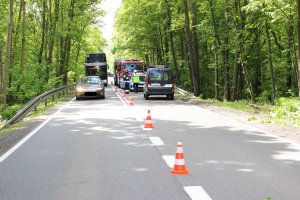 Droga na której stoją pojazdy służb ratunkowych