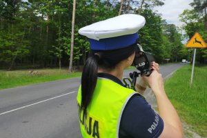 Policjantka mierząca prędkość