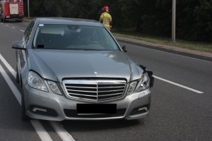 Uszkodzony mercedes stojący na jedzni