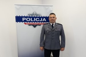 Policjant na tle baneru Policja.