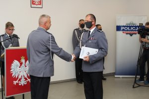 Komendant Miejski Policji wręcza nominacje dla naczelnika Wydziału Prewencji