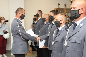 Komendant Miejski Policji wręcza nominacje dla policjantów