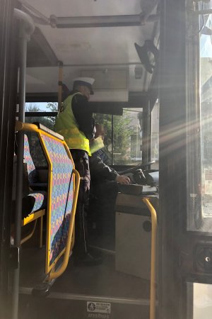 Policjant wewnątrz autobusu