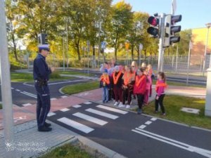 Policjant na spotkaniu z dziećmi.