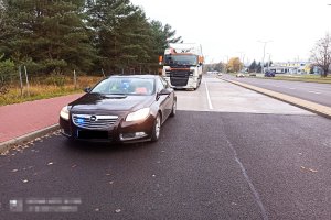 Policyjny nieoznakowany radiowóz. Za nim stoi samochód ciężarowy