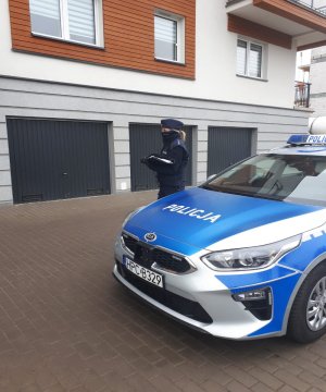 Policjantka obok radiowozu