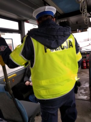 Policjant w autobusie