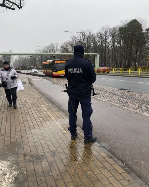 Policjant na przystanku autobusowym