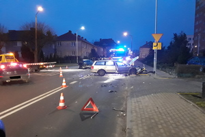 Uszkodzone pojazdy, straż pożarna i pomoc drogowa.