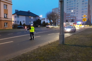 Policjant regulujący ruchem w miejscu zdarzenia.