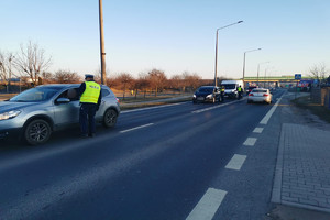 Policjanci kontrolują kierowców