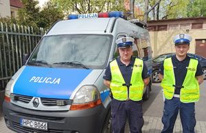 Policjanci przy radiowozie.