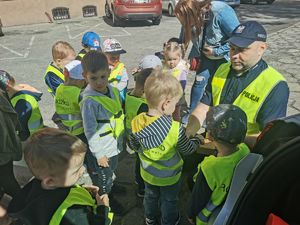 Policjant rozdający elementy odblaskowe