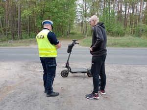 Kontrola drogowa mężczyzny jadącego hulajnogą elektryczną