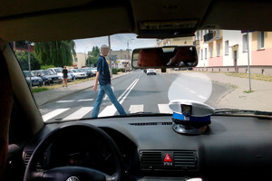 policjanci w trakcie realizacja zadań do działań