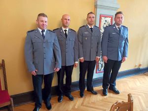 Policjanci nagrodzeni tytułem &quot;Policjant Roku 2021&quot; wraz z zastępcą Komendanta Miejskiego Policji w Grudziądzu