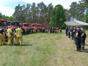 strażacy na szkoleniu z policjantem ruchu drogowego