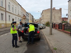 Policjanci z osobą kierującą po alkoholu