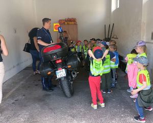 Dzieci przy motocyklu służbowym
