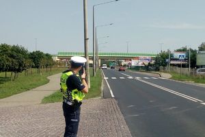 Policjant w trakcie pomiaru prędkości