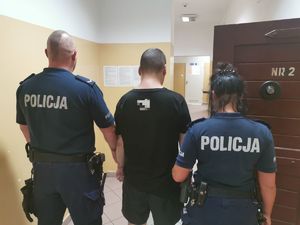 Zatrzymany sprawca kradzieży z policjantami