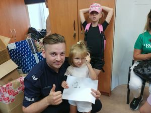 Policjant z dzieckiem