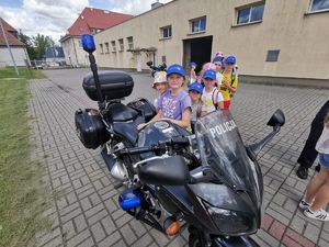 Dziecko na motocyklu policyjnym