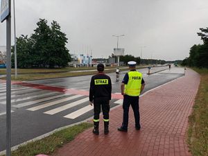 Policjant w trackie zabezpieczenia trasy zawodów