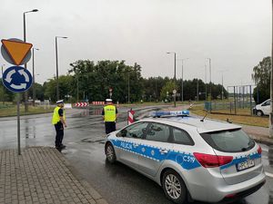Policjanci w trackie zabezpieczenia trasy zawodów