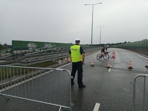 Policjant w trackie zabezpieczenia trasy zawodów