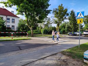 Policjanci czuwający nad bezpieczeństwem w rejonie szkoły